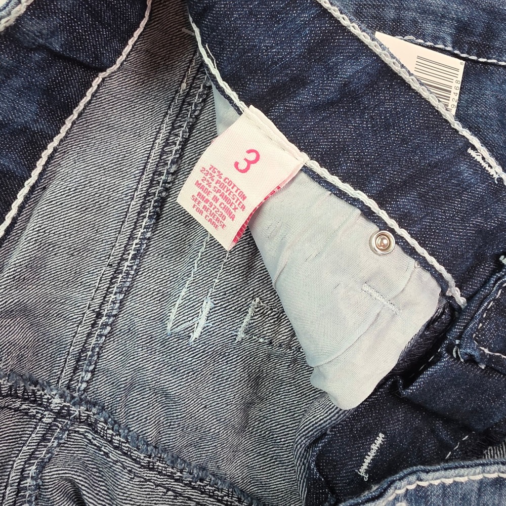 New Almost Famous Womens Dark Wash Cuffed Bermuda Denim Shorts Size 3 NWT - Picture 3 of 7